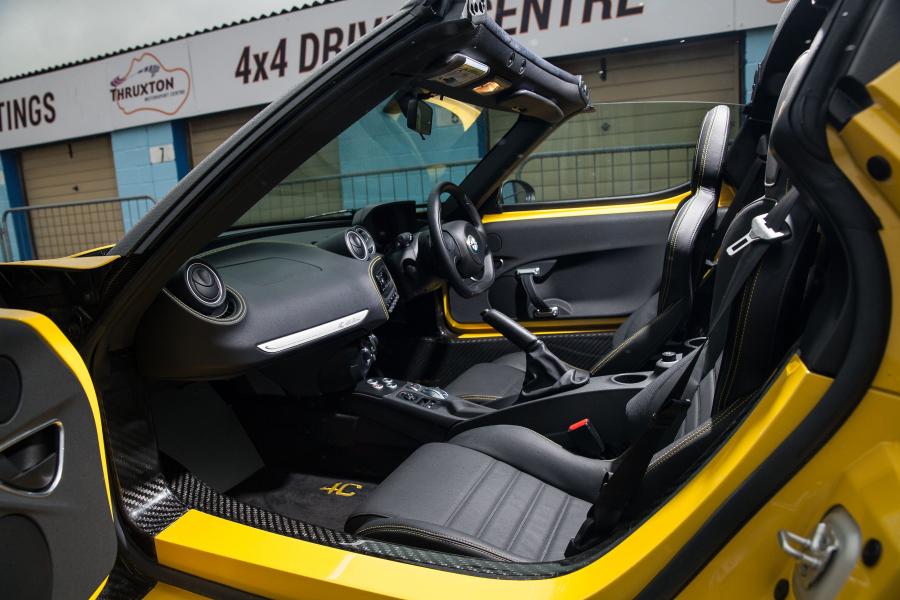 Интерьер Alfa Romeo 4C Spider (960) 2015 года  (UK) (фото 16 из 23)